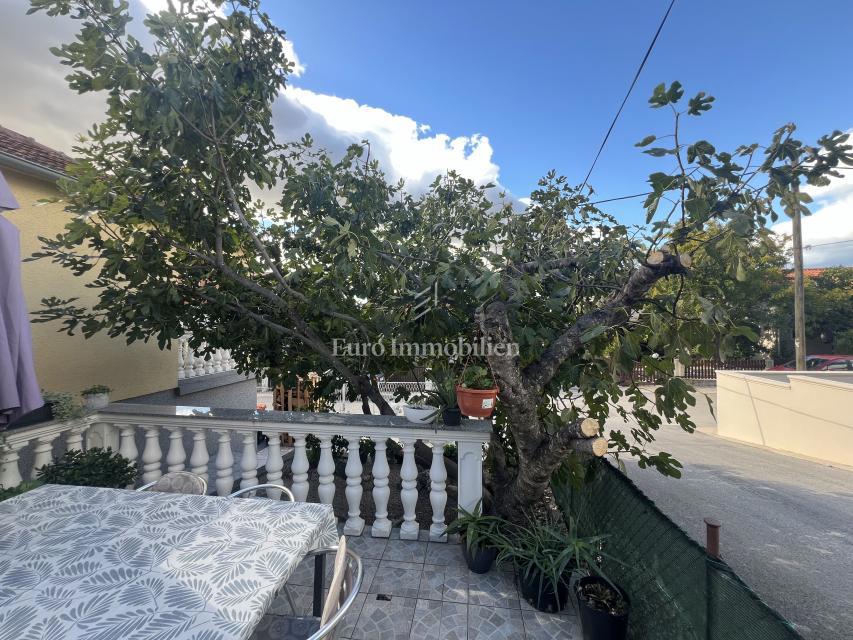 Opremljena hiša 400 m od morja