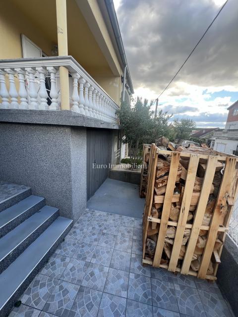 Opremljena hiša 400 m od morja