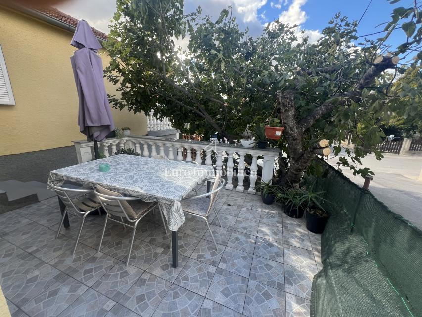 Opremljena hiša 400 m od morja