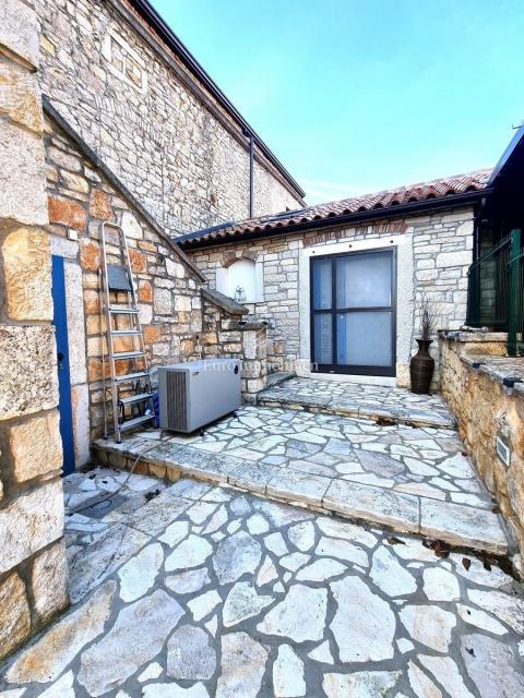 Kamnita hiša z bazenom in wellnessom pri Poreču