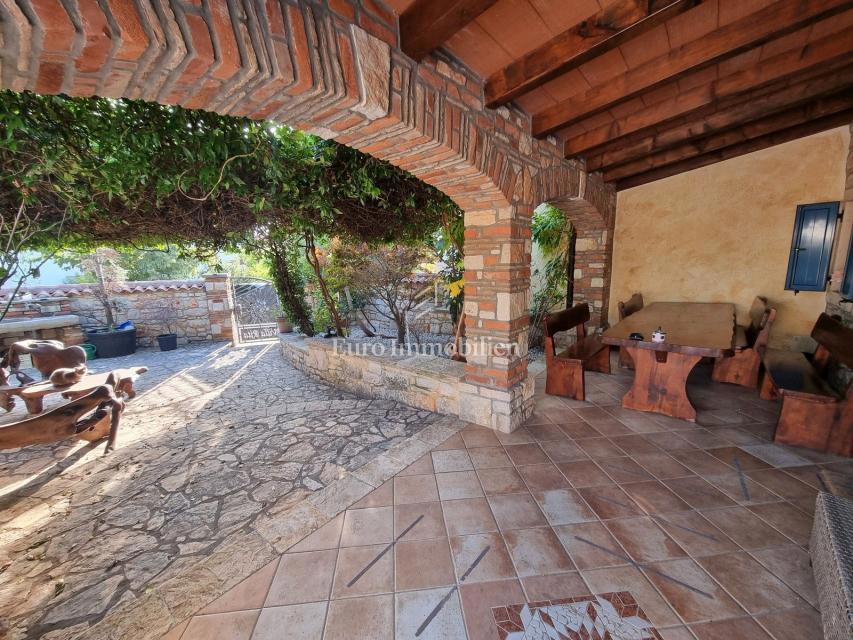 Kamnita hiša z bazenom in wellnessom pri Poreču