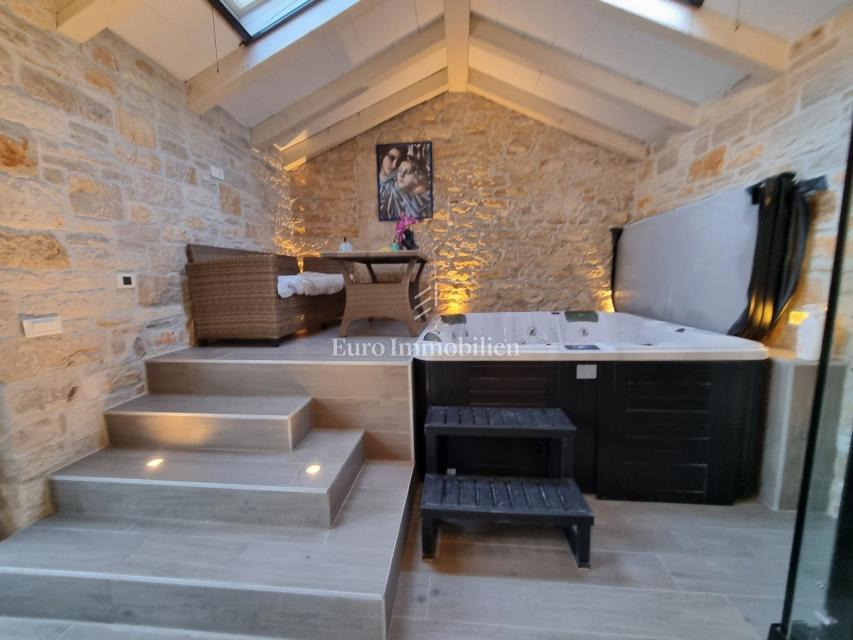 Kamnita hiša z bazenom in wellnessom pri Poreču