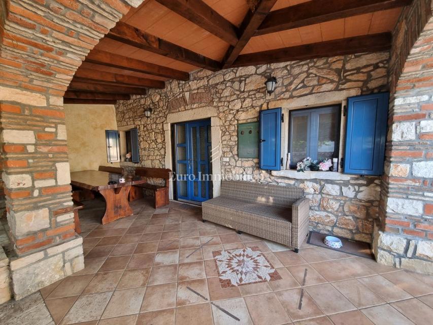 Kamnita hiša z bazenom in wellnessom pri Poreču