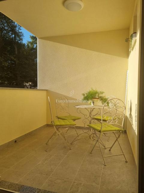 Senj, Stanovanje blizu morja z ložo in parkiriščem