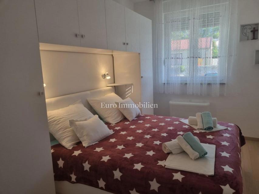 Senj, Stanovanje blizu morja z ložo in parkiriščem