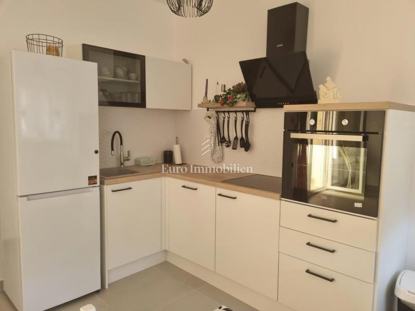 Senj, Stanovanje blizu morja z ložo in parkiriščem