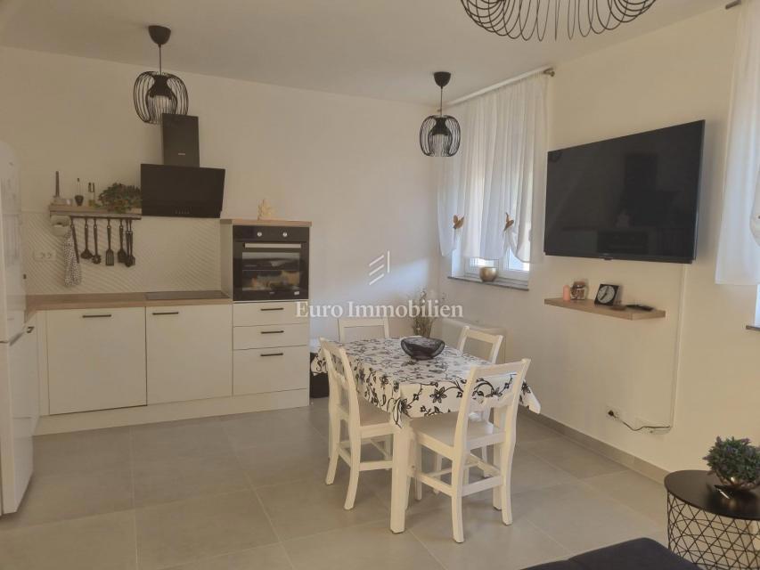 Senj, Stanovanje blizu morja z ložo in parkiriščem