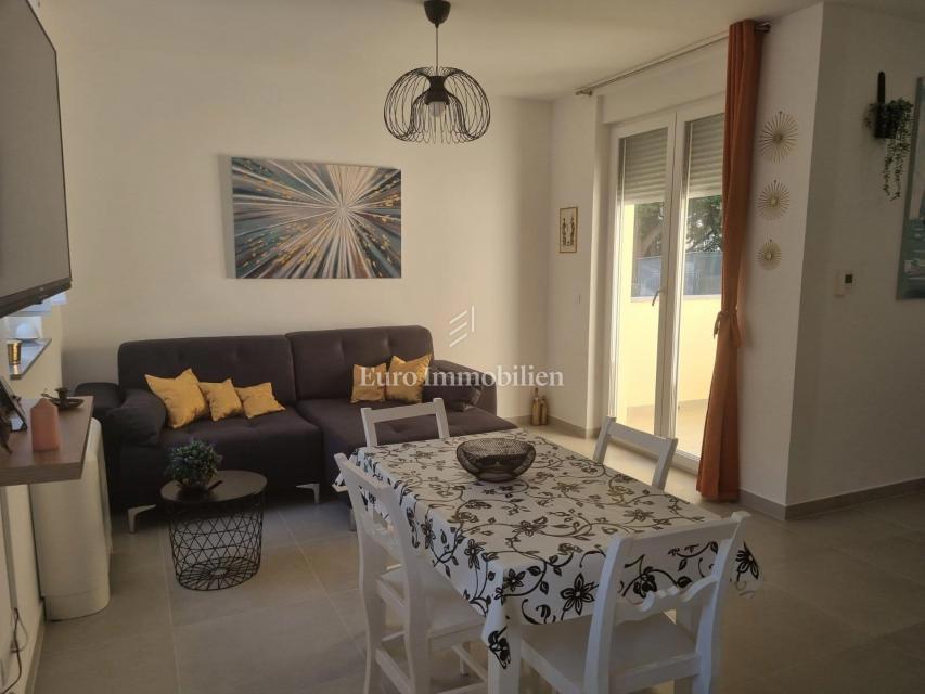 Senj, Stanovanje blizu morja z ložo in parkiriščem