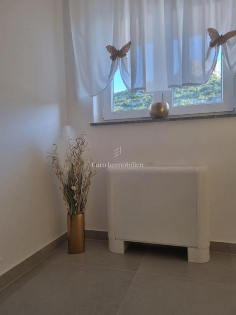 Senj, Stanovanje blizu morja z ložo in parkiriščem