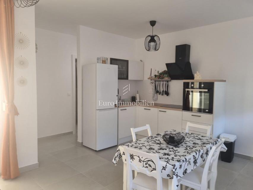 Senj, Stanovanje blizu morja z ložo in parkiriščem