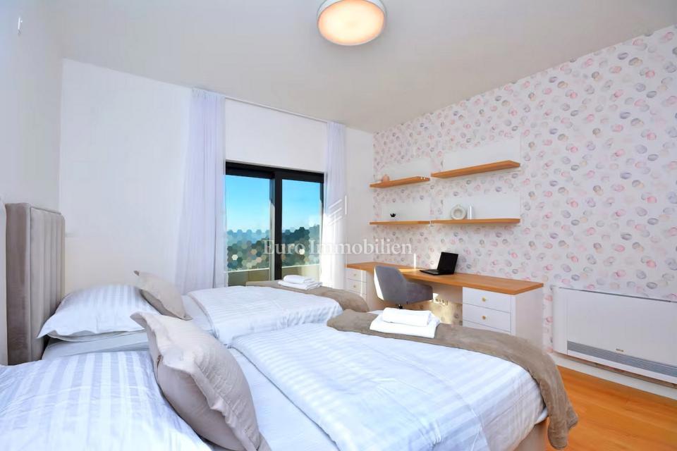 Luksuzna vila z bazenom in panoramskim razgledom