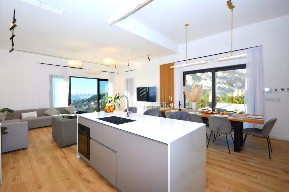 Luksuzna vila z bazenom in panoramskim razgledom