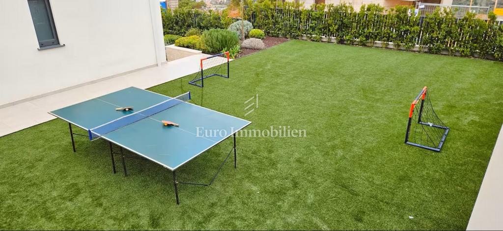 Luksuzna vila z bazenom in panoramskim razgledom