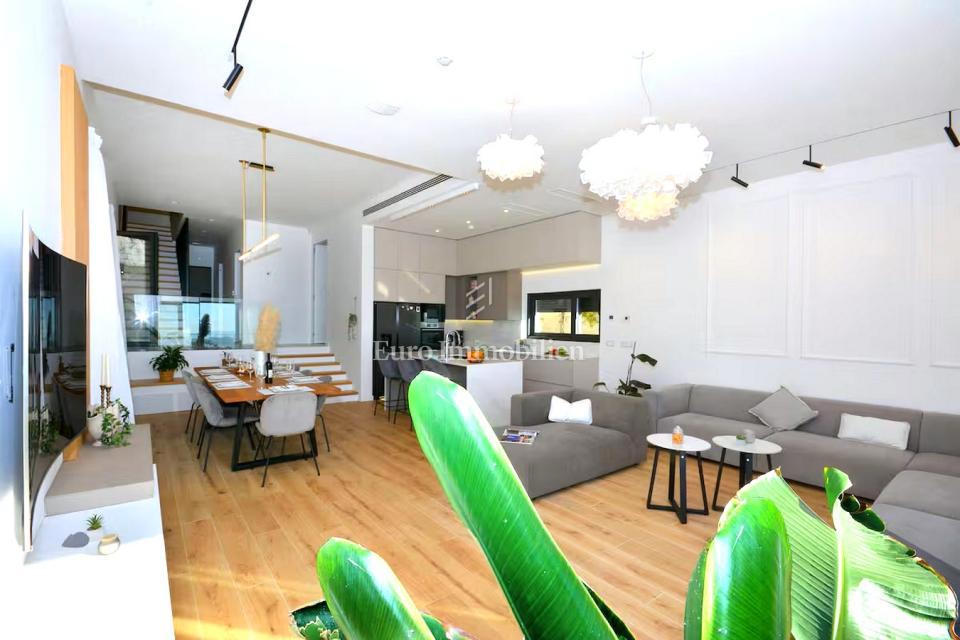 Luksuzna vila z bazenom in panoramskim razgledom