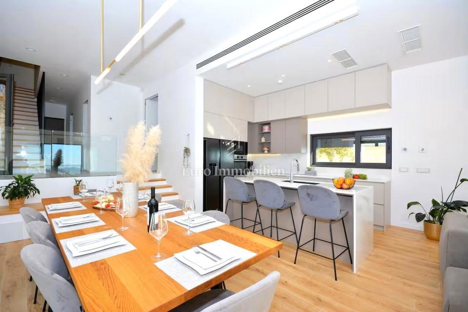 Luksuzna vila z bazenom in panoramskim razgledom