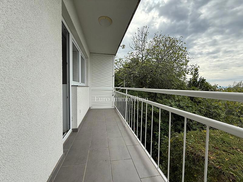 Dva apartmaja prvi red ob morju v Baški Vodi