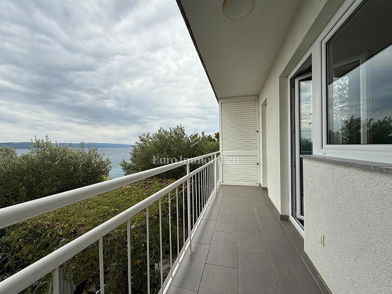 Dva apartmaja prvi red ob morju v Baški Vodi