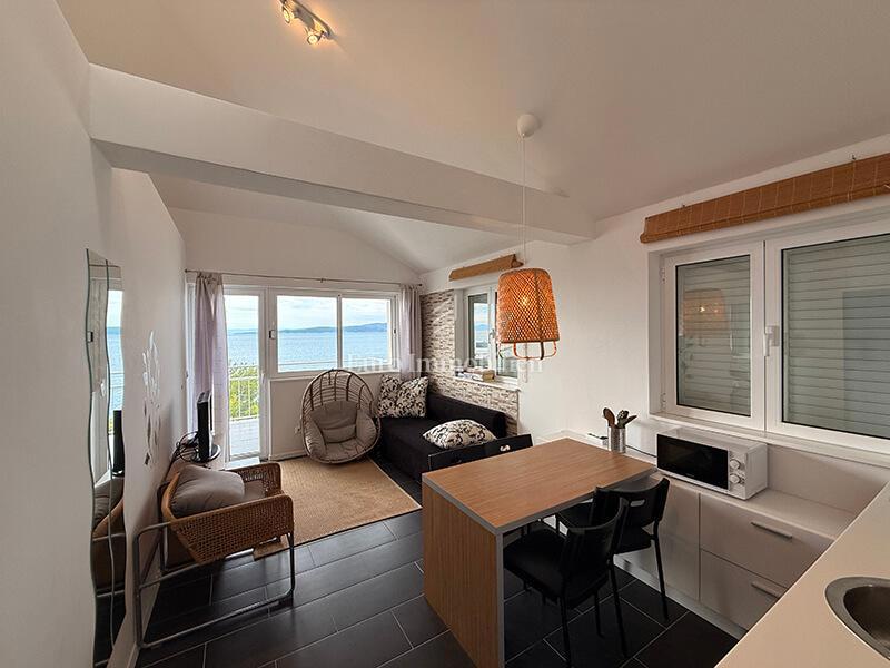 Dva apartmaja prvi red ob morju v Baški Vodi