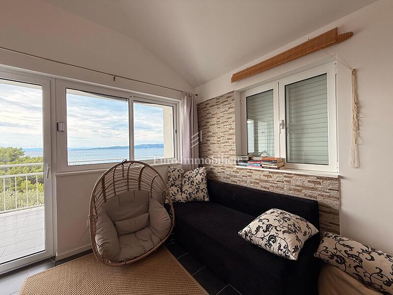 Dva apartmaja prvi red ob morju v Baški Vodi