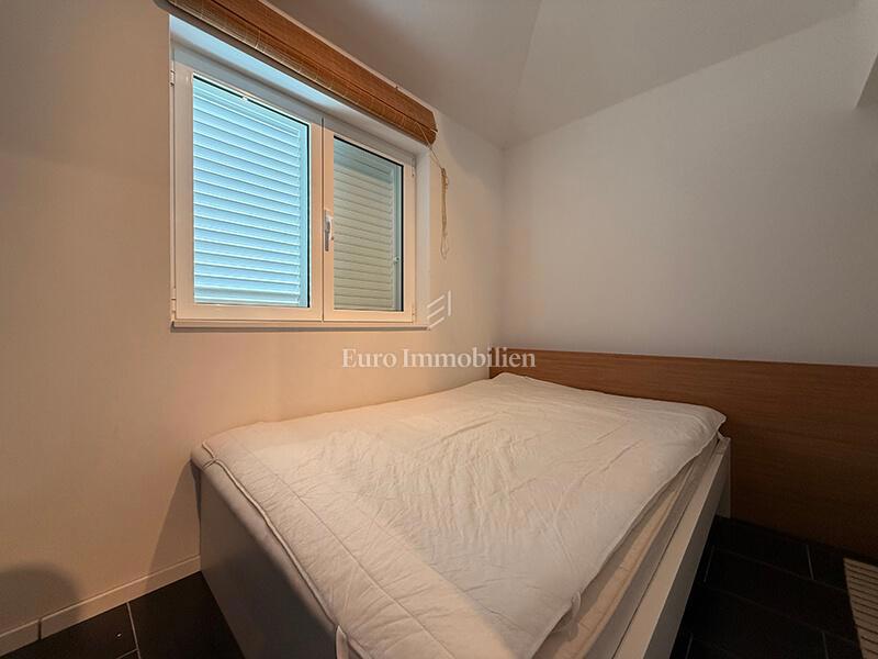 Dva apartmaja prvi red ob morju v Baški Vodi