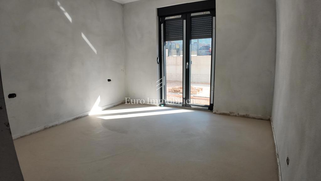 Novogradnja s 3 stanovanji in bazenom, Krasica