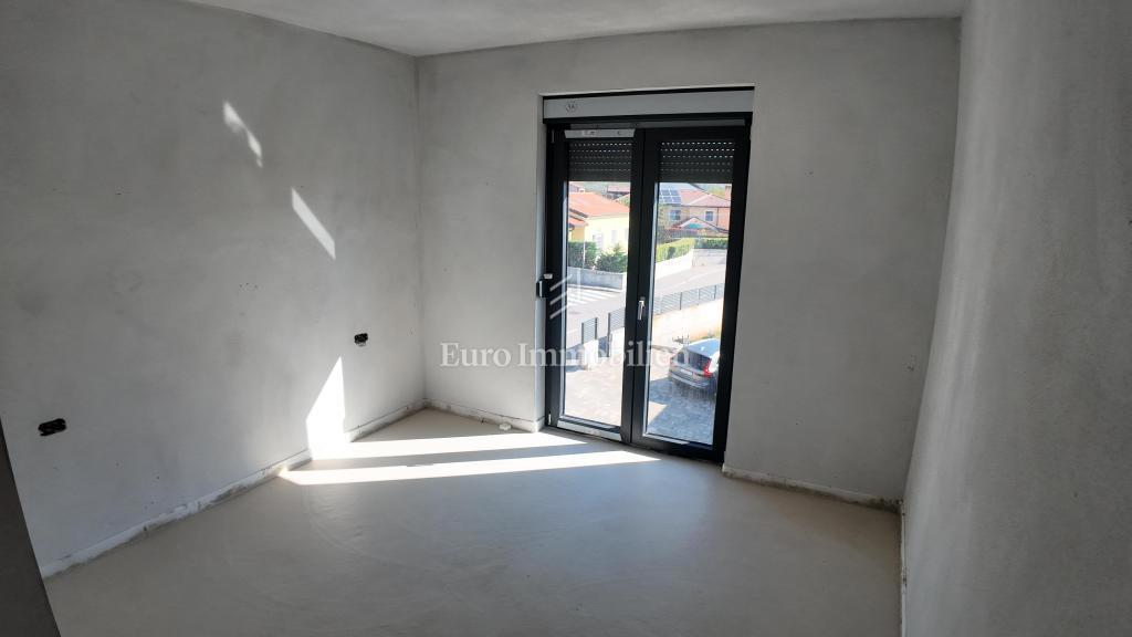 Novogradnja s 3 stanovanji in bazenom, Krasica