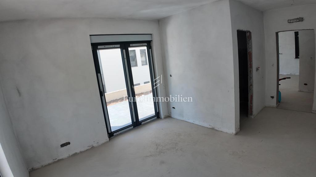 Novogradnja s 3 stanovanji in bazenom, Krasica