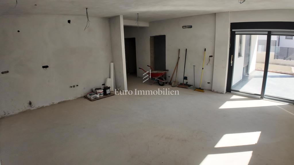 Novogradnja s 3 stanovanji in bazenom, Krasica