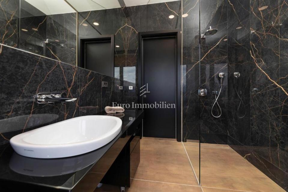 Krk – Luksuzna Moderna Vila z Bazenom in Morjem