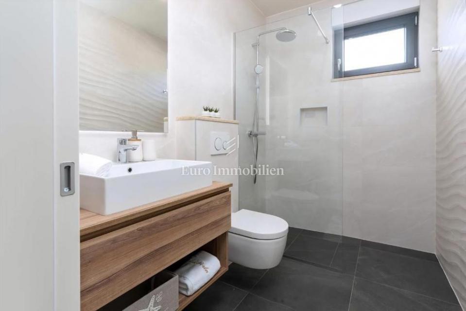 Okolica Poreča – moderna vila z razgledom na morje