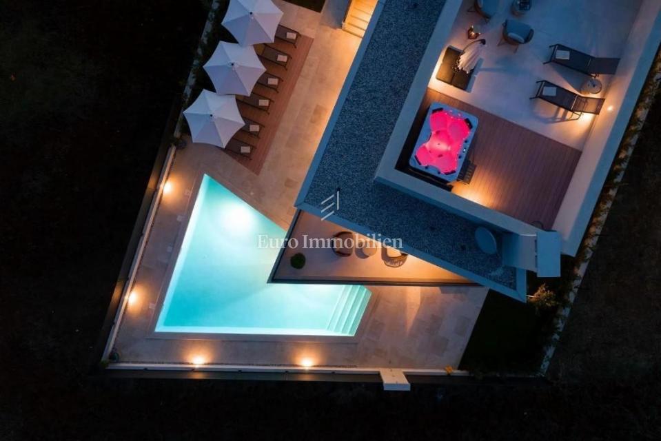 Okolica Poreča – moderna vila z razgledom na morje