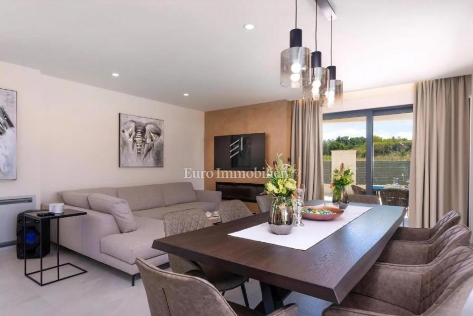 Okolica Poreča – moderna vila z razgledom na morje