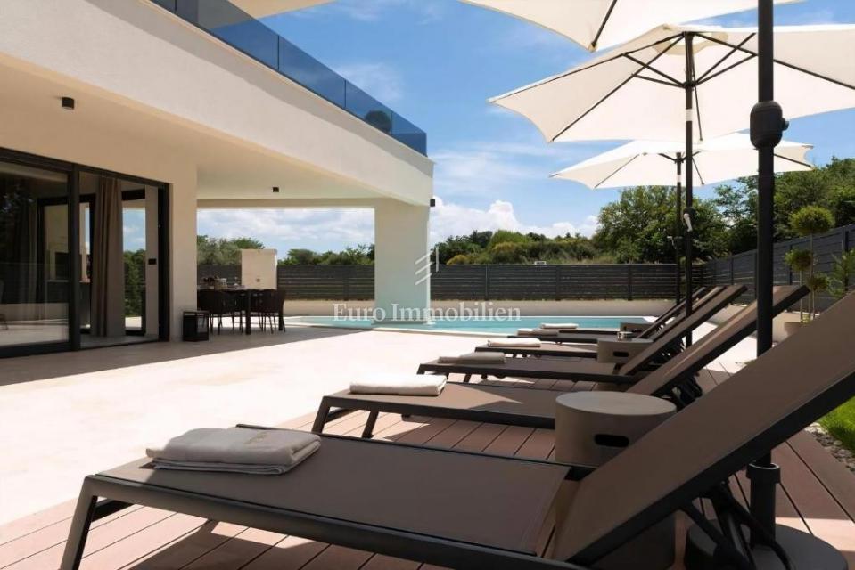 Okolica Poreča – moderna vila z razgledom na morje