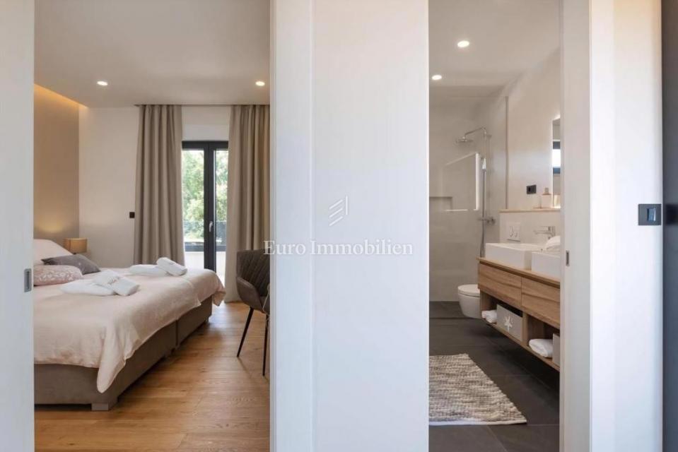 Okolica Poreča – moderna vila z razgledom na morje