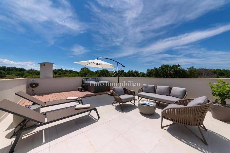 Okolica Poreča – moderna vila z razgledom na morje