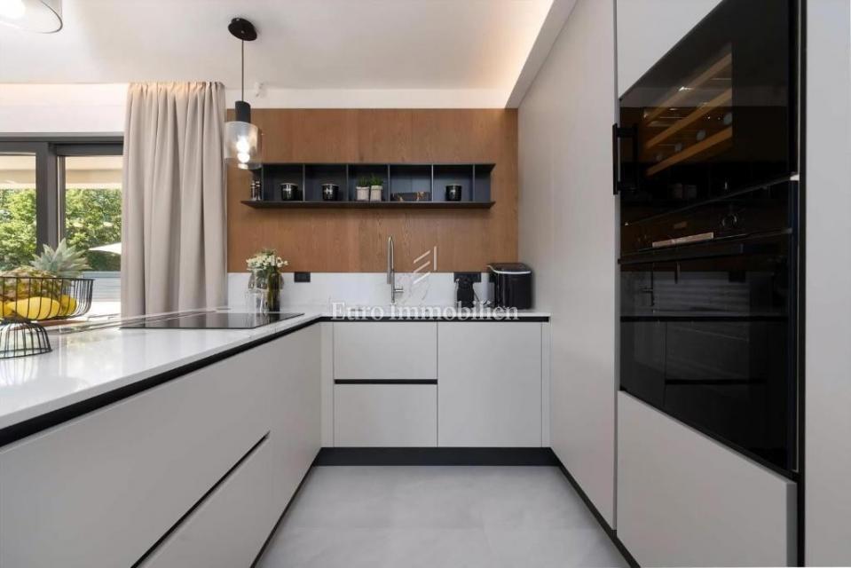 Okolica Poreča – moderna vila z razgledom na morje