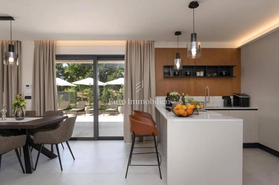 Okolica Poreča – moderna vila z razgledom na morje