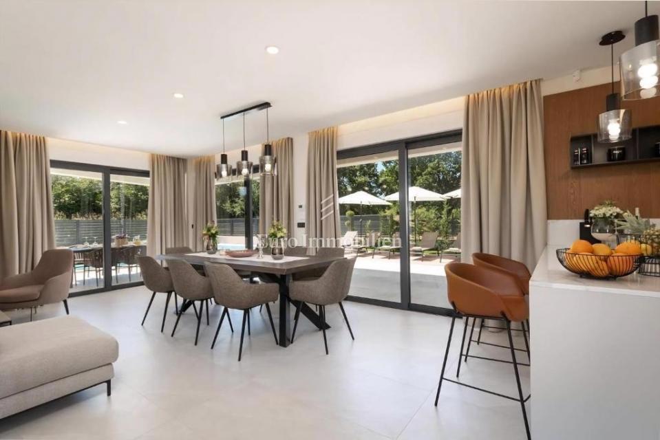 Okolica Poreča – moderna vila z razgledom na morje