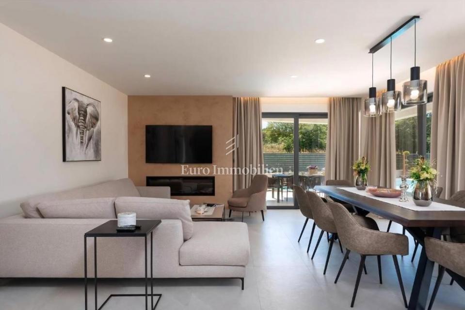 Okolica Poreča – moderna vila z razgledom na morje