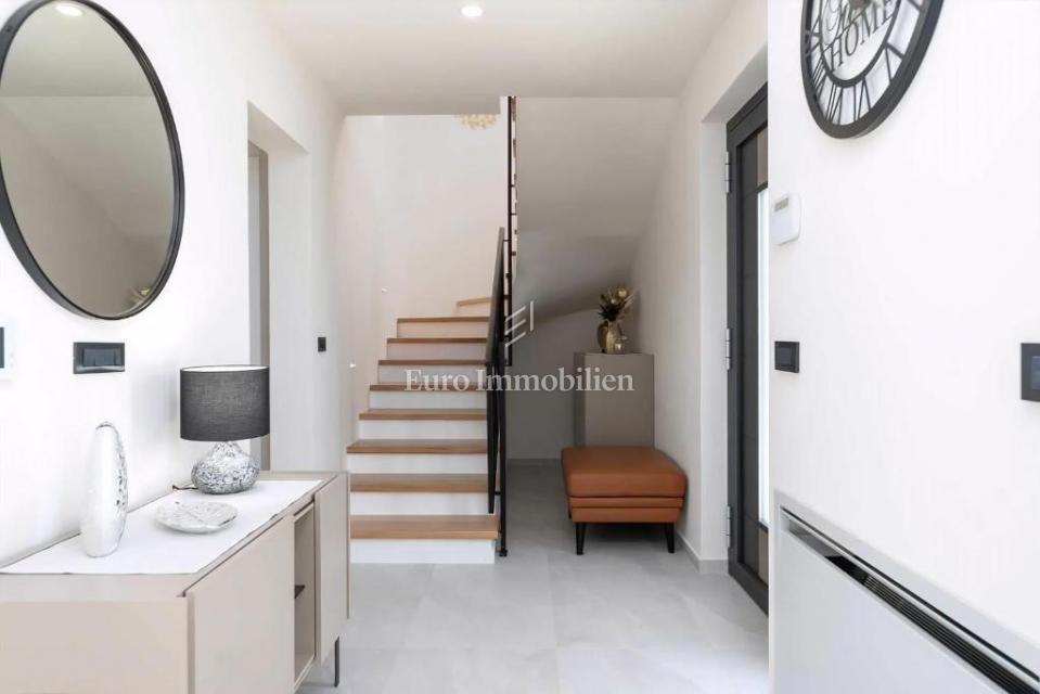 Okolica Poreča – moderna vila z razgledom na morje