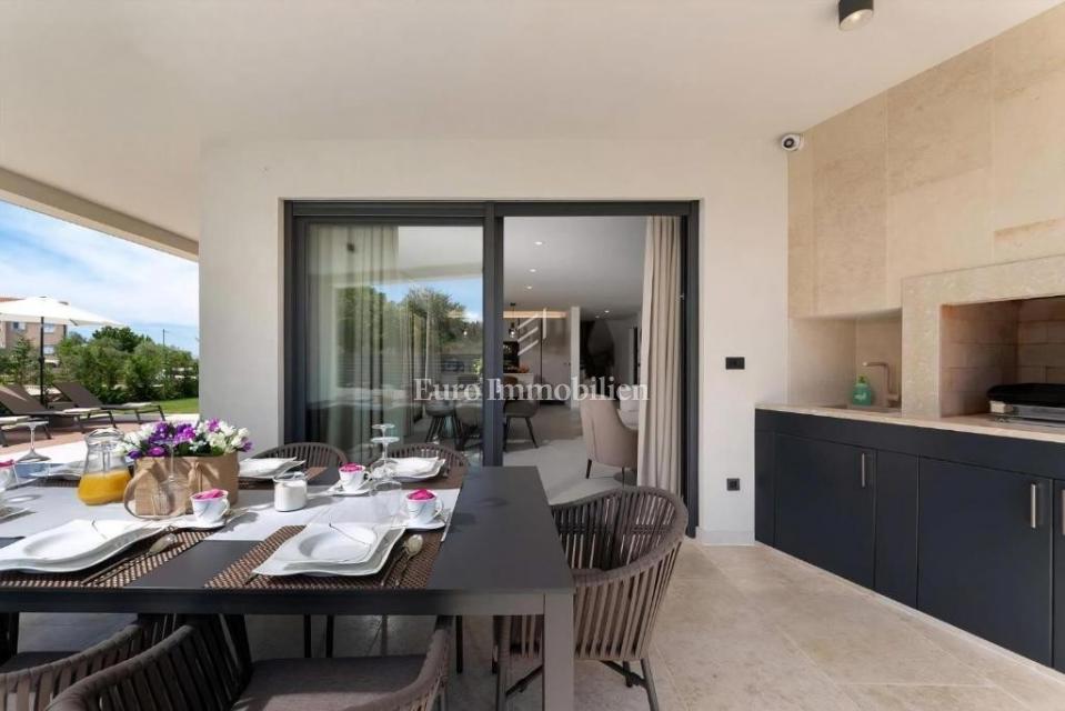 Okolica Poreča – moderna vila z razgledom na morje