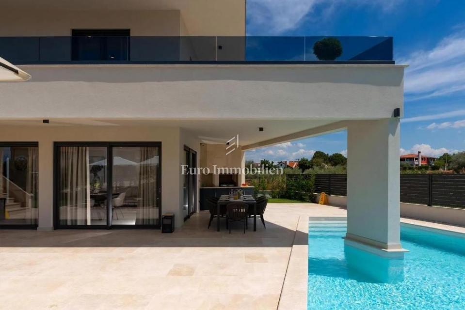 Okolica Poreča – moderna vila z razgledom na morje