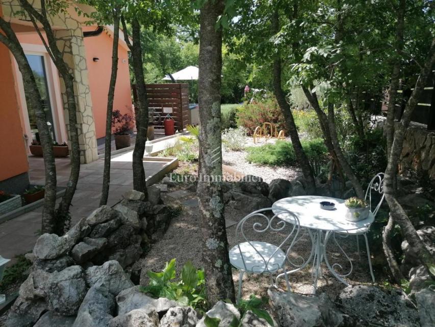 Samostojna hiša v naravi z velikim zemljiščem