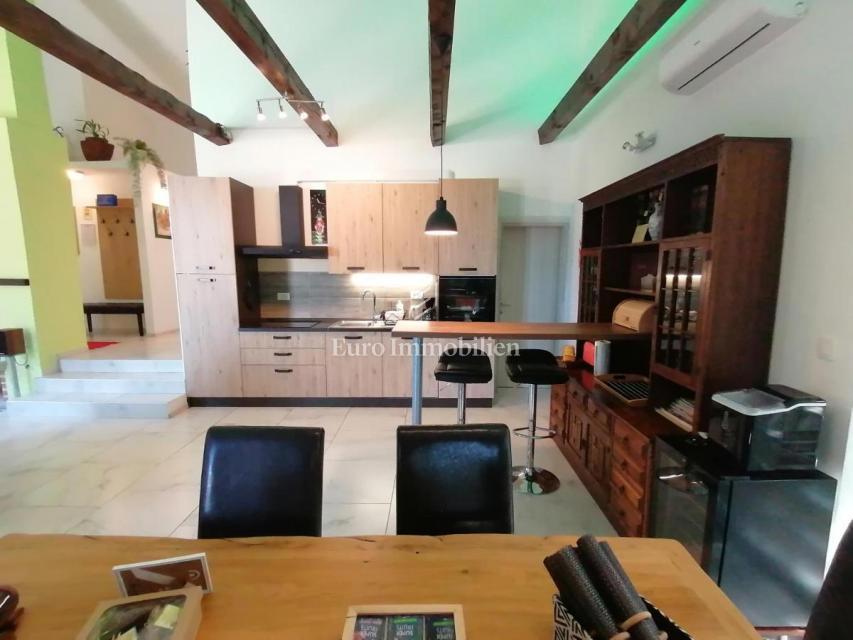 Samostojna hiša v naravi z velikim zemljiščem