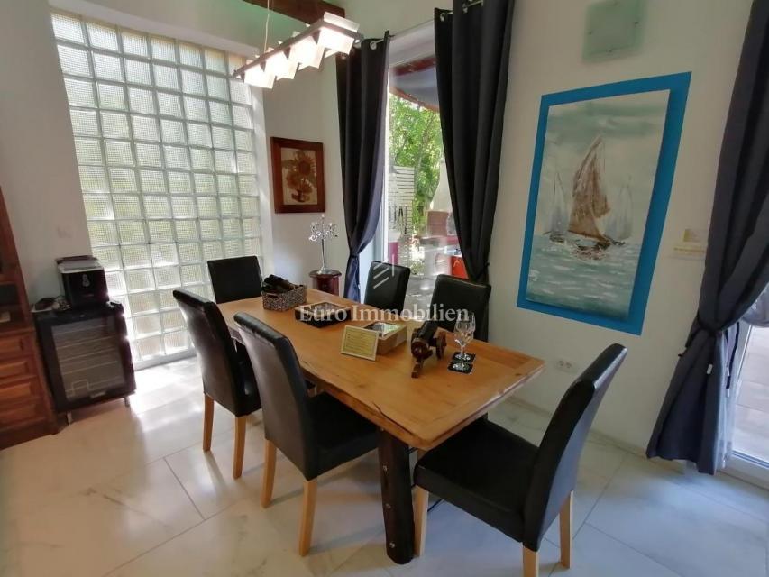 Samostojna hiša v naravi z velikim zemljiščem