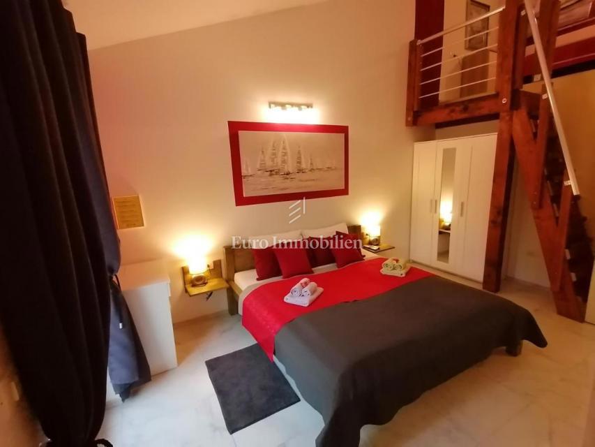 Samostojna hiša v naravi z velikim zemljiščem