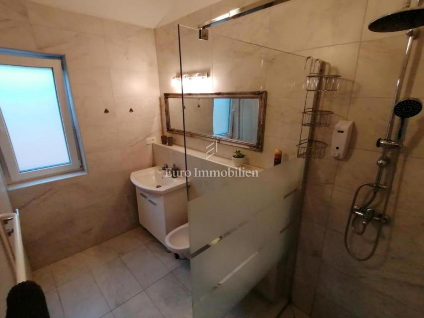 Samostojna hiša v naravi z velikim zemljiščem