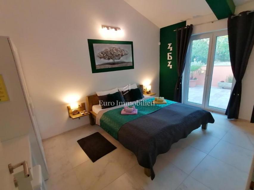 Samostojna hiša v naravi z velikim zemljiščem