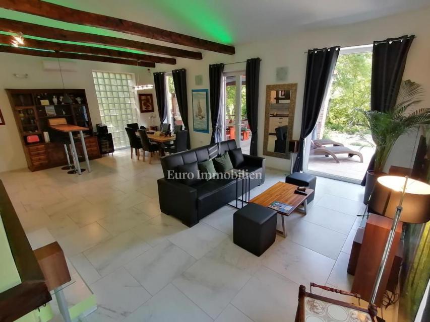 Samostojna hiša v naravi z velikim zemljiščem