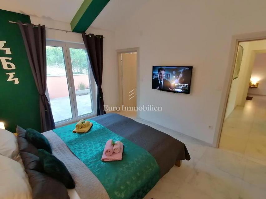 Samostojna hiša v naravi z velikim zemljiščem